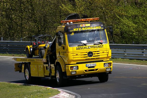 Jak wybrać odpowiednią pomoc drogową? Sprawdź!